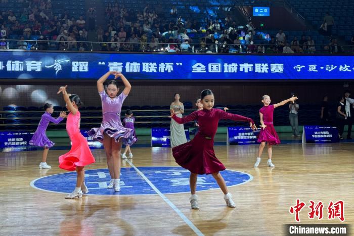 300余名参赛者齐聚宁夏沙坡头，体育舞蹈盛事“