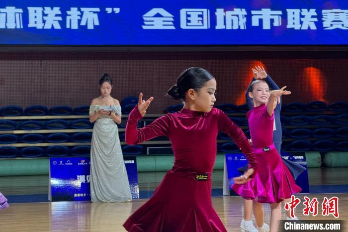 300余名参赛者齐聚宁夏沙坡头，体育舞蹈盛事“