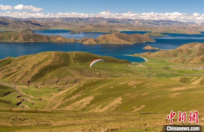 羊卓雍措湖畔鸣枪开赛，西藏环羊卓雍措自行车