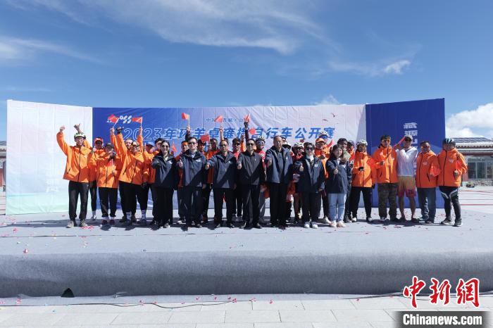 羊卓雍措湖畔鸣枪开赛，西藏环羊卓雍措自行车