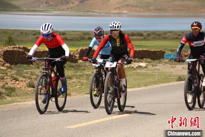 羊卓雍措湖畔鸣枪开赛，西藏环羊卓雍措自行车