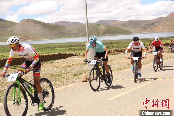 羊卓雍措湖畔鸣枪开赛，西藏环羊卓雍措自行车