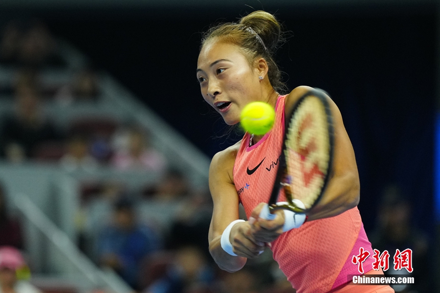 郑钦文承认在中网半决赛摔倒源于太累，仍对自